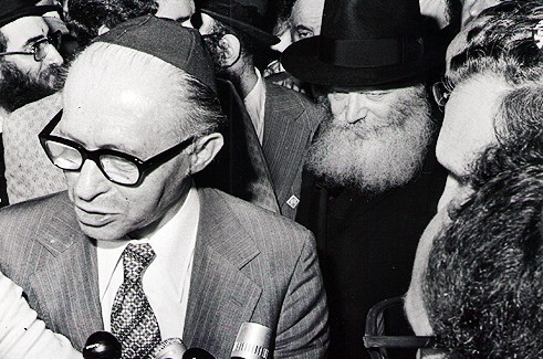 כך נשמע הדיווח ב'קול ישראל' מפגישת בגין אצל הרבי ● האזינו 