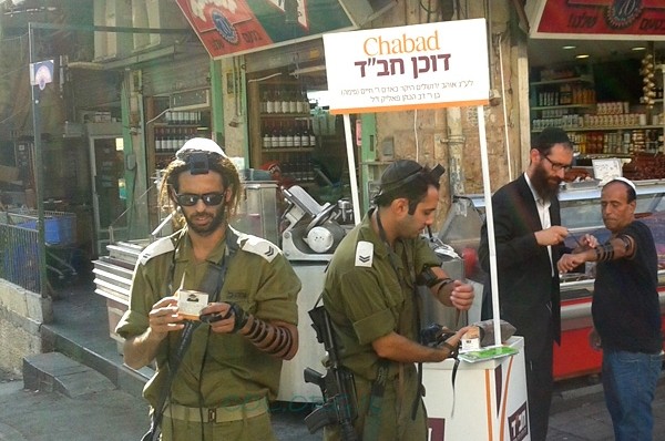 תמונת היום: לפני הירידה לעזה מניחים תפילין בדוכן חב