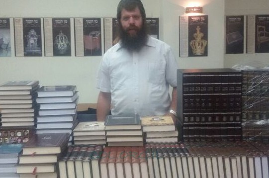 בדוכן של היכל מנחם ביריד 'המבשר': 50 אחוז הנחה 