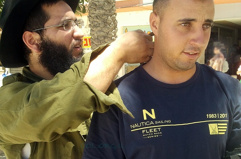 בדימונה הפכו את הסדר: החיילים יצאו למבצע תפילין. צפו 