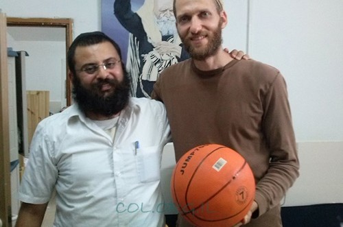 אתר יהדות טיוי: יום צילומים עם אגדת הכדורסל דורון שפר