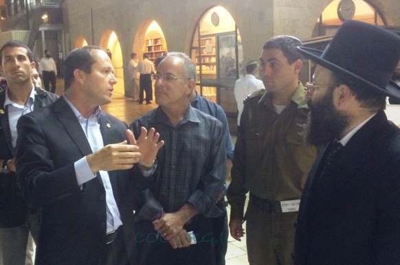 הוריו ומשפחתו של החייל מקס שטיינברג הי
