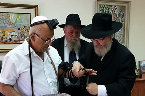 קהלני הניח תפילין עם שלוחי חב