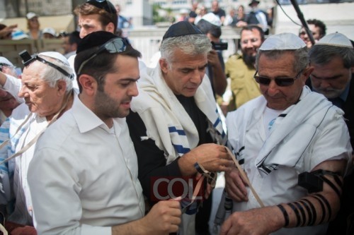 ניצולי שואה חגגו בר מצווה בכותל: לפיד הניח תפילין לחוגגים 