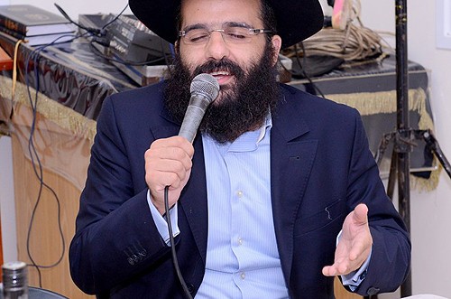 צפו בוידאו: יוני שלמה בהופעה חסידית וואקלית 