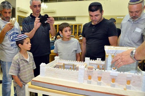 שערי עליה, לוד: סיומי מסכתות ומערך הרצאות על בית המקדש 