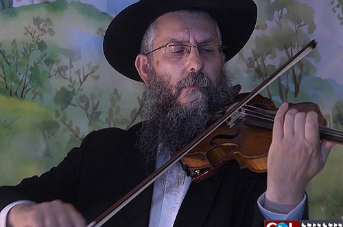 קסם הנגינה: תכירו את הכנר שסוחף המונים ● צפו בוידאו 