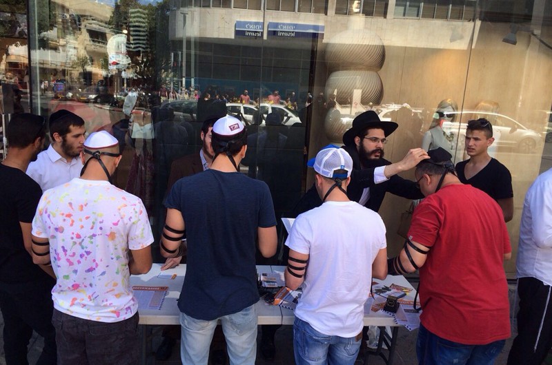 בצל הסערה: כתבת 'מאקו' בדוכן התפילין של חב