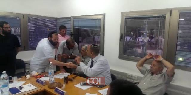 נציג חבד בשיחה סוערת עם יאיר רביבו על נושא השריפות המזהמות