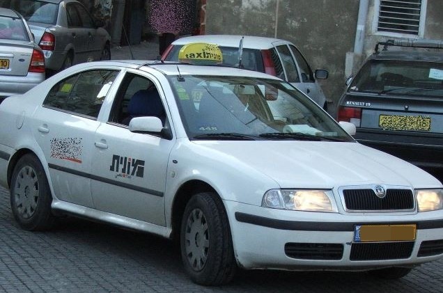 המונית איחרה, מותר לנסוע במונית אחרת?  ● פינת ההלכה 