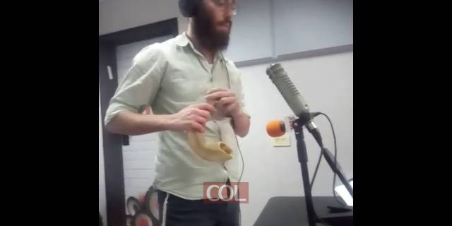מנדי ריזל תוקע בשופר בשידור