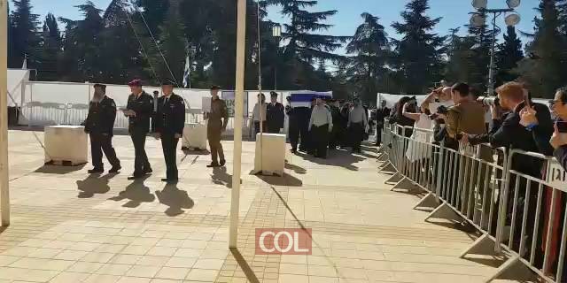 יושב בסתר בהלוויית נשיא המדינה לשעבר שמעון פרס