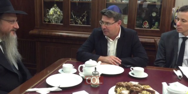 אקוניס בביקור אצל הרב לאזאר