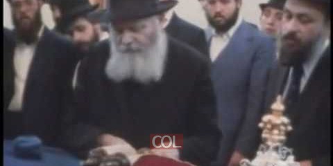 הרבי עולה לתורה לאחר לילה של יחידויות