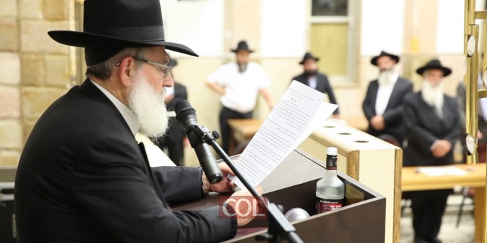 הרב זלמן גופין קורא את המכתב בכנס האחדות בכפר