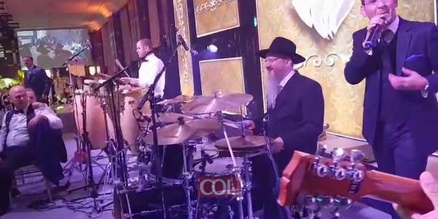 הרב לאזאר מנגן בחתונת בנו במוסקבה