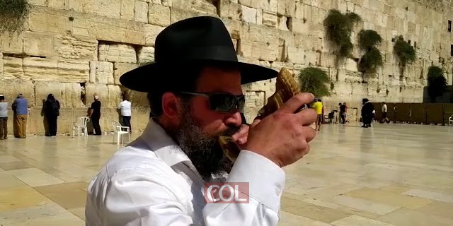 שליח חבד בכותל הרב יוסי הלפרין תוקע בשופר