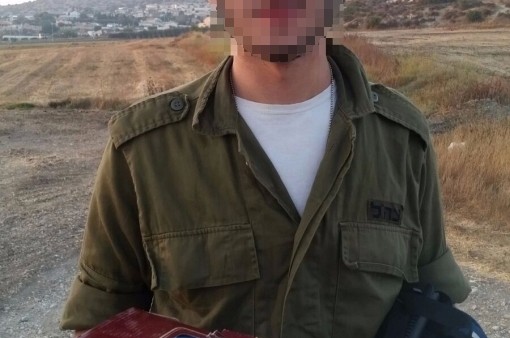 איבד את התפילין שלו וקיבל הפתעה עד לבסיס