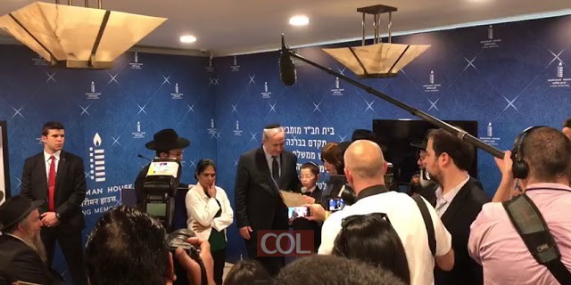 מוישי הולצברג נואם בטקס ההנצחה
