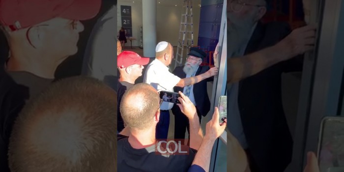 רון חולדאי קובע מזוזה באיצטדיון