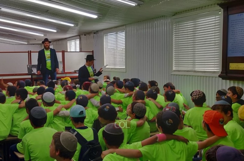 כ' אב: חיילי הקעמפים הגיעו לתפילת מנחה סמוך לאוהל