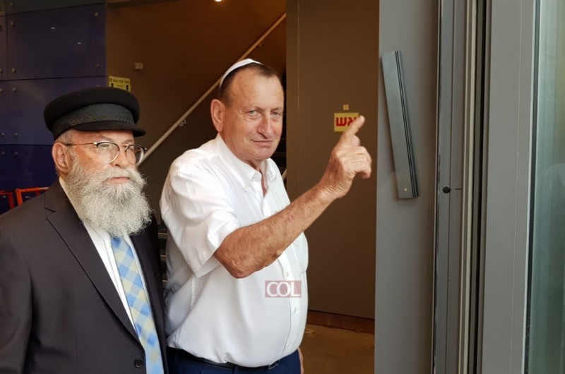 כדת וכדין: רון חולדאי קבע מזוזה באיצטדיון הגדול בישראל