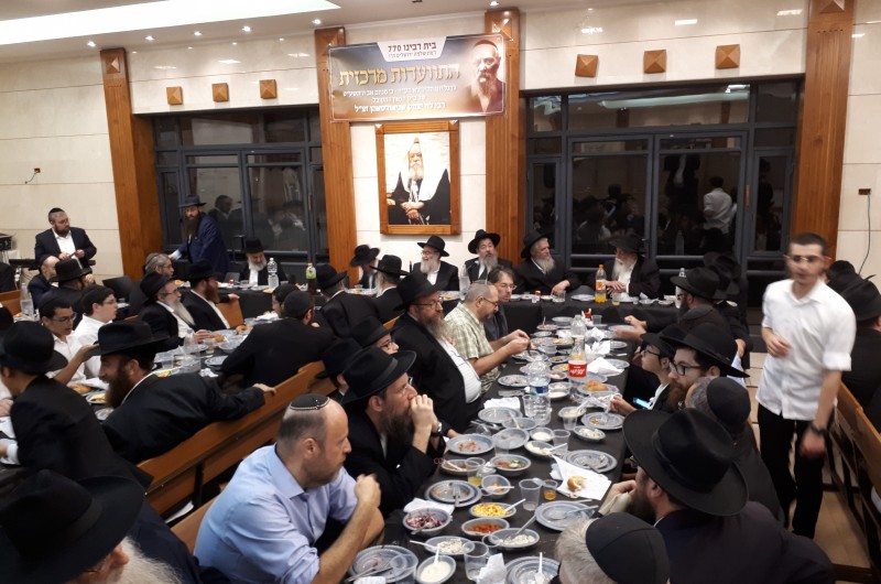 מאות בהתוועדות כ