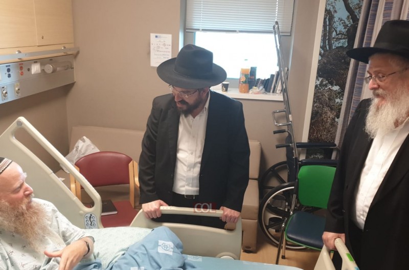הרב יורקוביץ הגיע לנחם את הרב איתן שנרב על בתו הי