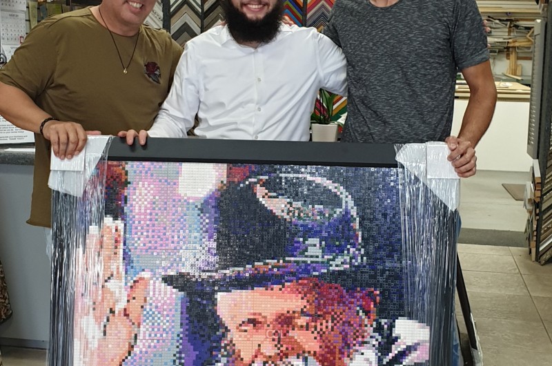 מנהל המסעדה באורלנדו שהרכיב תמונה ייחודית של הרבי לעסק