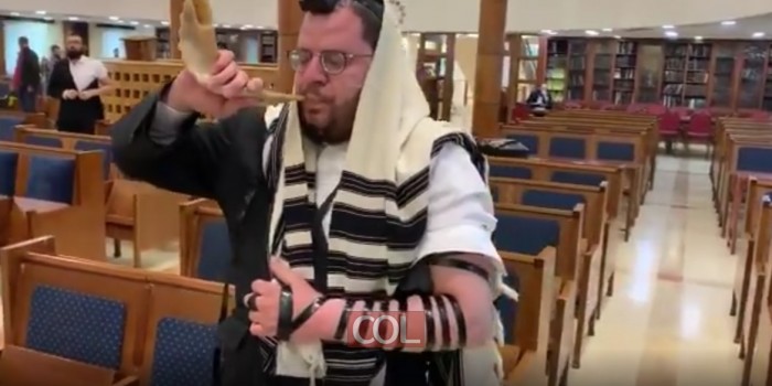 אריה שאג: סגן עורך 'משפחה' ר' אריה ארליך, השוהה במוסקבה, נצפה הבוקר בבית הכנסת מרינה רושצ'ה כשהוא מזכה את המתפללים בתקיעת בשופר