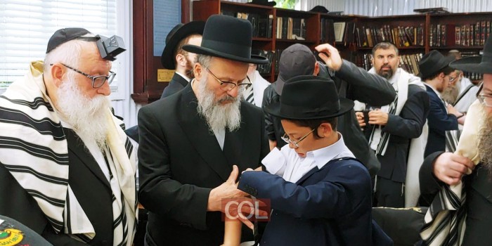 מוישי הולצברג החל הבוקר להניח תפילין סמוך לאוהל הק'