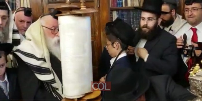 לכבוד תחילת הנחת התפילין: מוישי הולצברג בחדר הרבי, גולל את ס