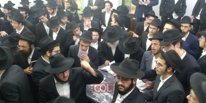 ריקודים לאחר הסליחות ב 770 כפר חב