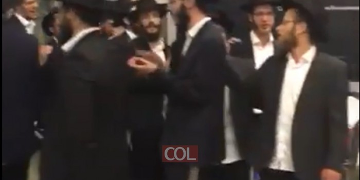 תמימים בדרך לרבי בריקוד בשדה התעופה במוסקבה