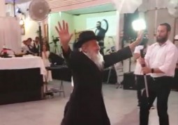 גולש שיגר: ר' יעקב לרנר בריקוד חתונתי אופייני, באוהל האירועים בכפר חב