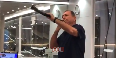 איש התקשורת עודד בן עמי מנסה את כוחו בתקיעת שופר בטקס הרמת כוסית באולפני חדשות 12 לקראת השנה החדשה שיזם וארגן ר' מוני אנדר מאגף דוברות חב