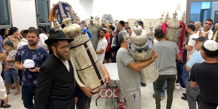 בבית הכנסת קריית הלאום בראשון לציון בראשות שליח חב