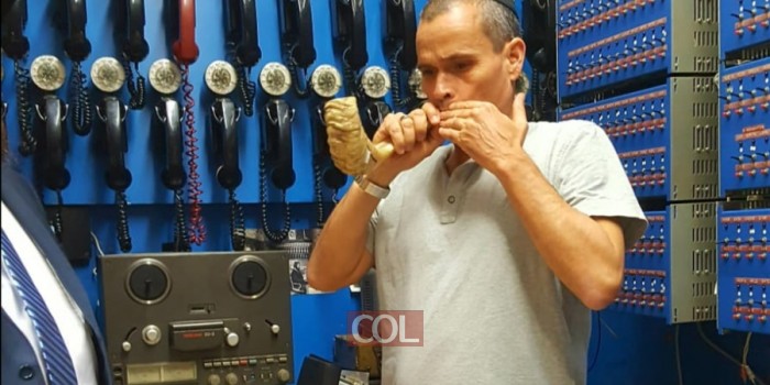 האלוף יואל סטריק מנסה את כוחו בתקיעת שופר בחדר השידורים ב-770, כשלצידו ר' מנחם אופן 