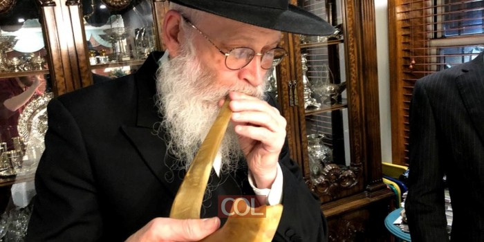 הרב קליין תוקע בשופר של הרבי