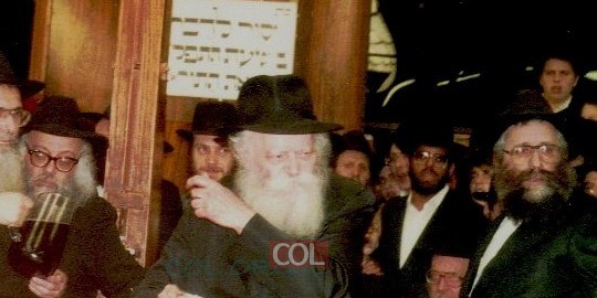  וידאו מיוחד ממעמד חלוקת 'כוס של ברכה' במוצאי ראש השנה של שנת תשמ
