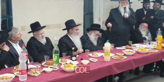 הרב גרוסמן מברך  בהתוועדות לרגל יום הולדתו של רבה של קריית אתא, הרב חיים שלמה דיסקין