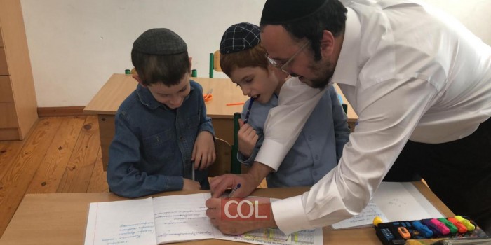 ליפא שמלצר, כוכב הזמר החסידי בביקור מרגש בין ראש השנה ליום הכיפורים אצל הרב אברהם וולף, שליח הרבי ורבה הראשי של אודסה ודרום אוקראינה - בבית היתומים ״משפחה״ של חב״ד באודסה. 