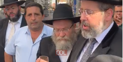 הרב הראשי לישראל הרב דוד לאו יחד עם הרב יוסף קרסיק, שנתן לראשונה את כשרותו על הייקב 