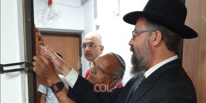 השליח ר' מנחם קוטנר פותח את האזכרה לע