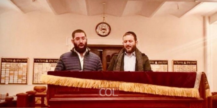 החזנים של בית הכנסת ברודצקי בקייב ר׳ יהודה מנדלסון ור׳ מנדי גרינפלד בחזרות מרגשות לקראת תפילת יום הכיפורים