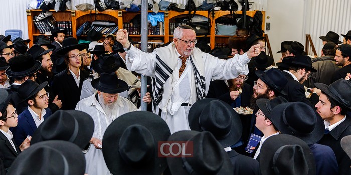 החזן צ'אצ'קעס סוחף את האלפים במוצאי כיפור באוהל