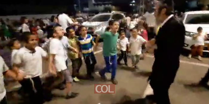 בשמחת בית השואבה בלוד המחנך הרב מאיר טורנהיים במשך שעה וחצי מעודד את הילדים עם מטבעות של חצי שקל ודואג שהילדים ירקדו עד השעה 23:00 בלילה. צילום: ברלה שיינר
