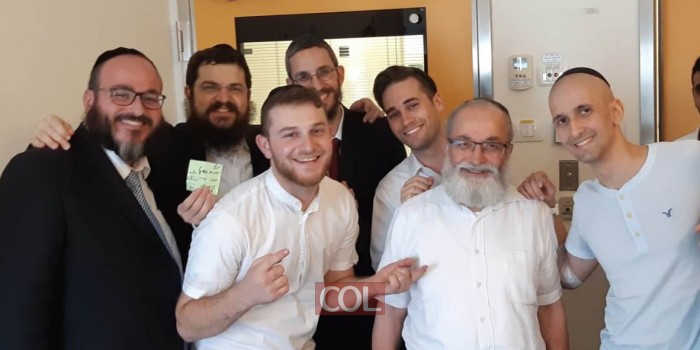 מה עושים שלושה חב