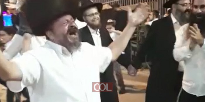 השדרן ר' אורי רווח מקפץ בשמחת בית השואבה בביתר עילית