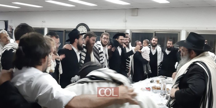 ממשיכים את שמחת החג: בבית הכנסת 'צעירי ליובאוויטש' בלוד התוועדו גם לאחר צאת שמחת תורה יחד עם רב הכנסת הרב מנחם קעניג